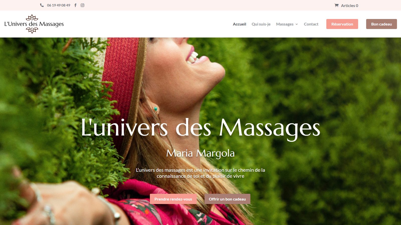 La page d'accueil du site Univers des Massages telle qu'elle s'ouvre : la barre de contact et le menu en haut, puis le titre en serif blanche posé sur une photographie de plein air et les deux boutons d'action.