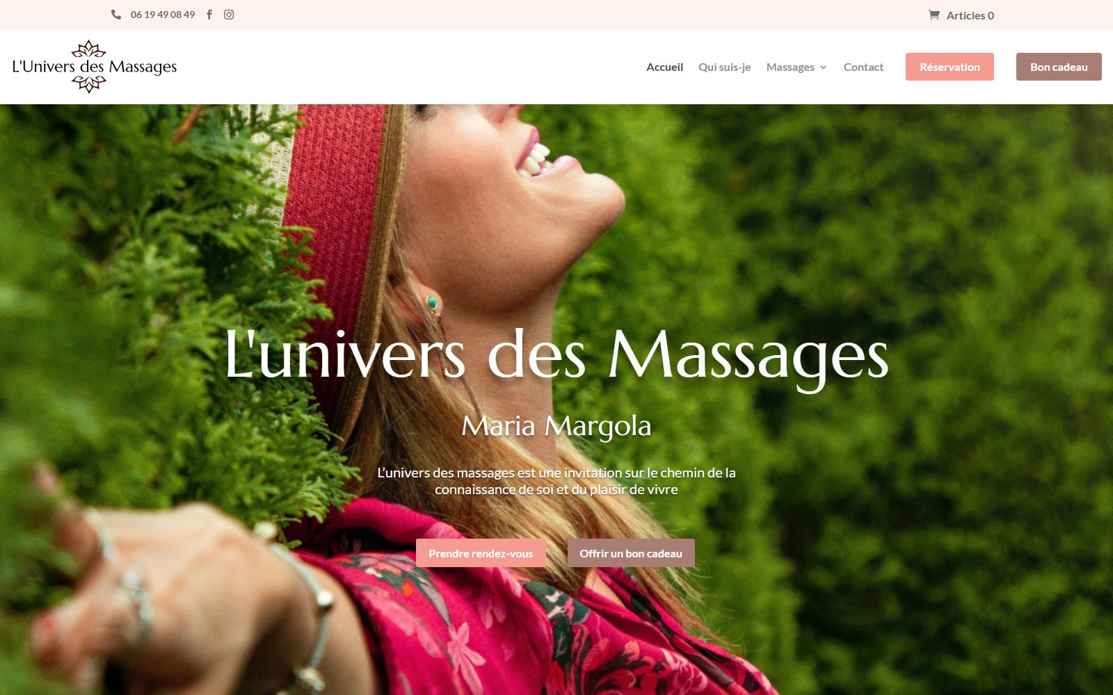 La page d'accueil du site Univers des Massages : son titre en serif blanche posé sur une photographie de plein air, surmonté de la barre de contact et du menu.