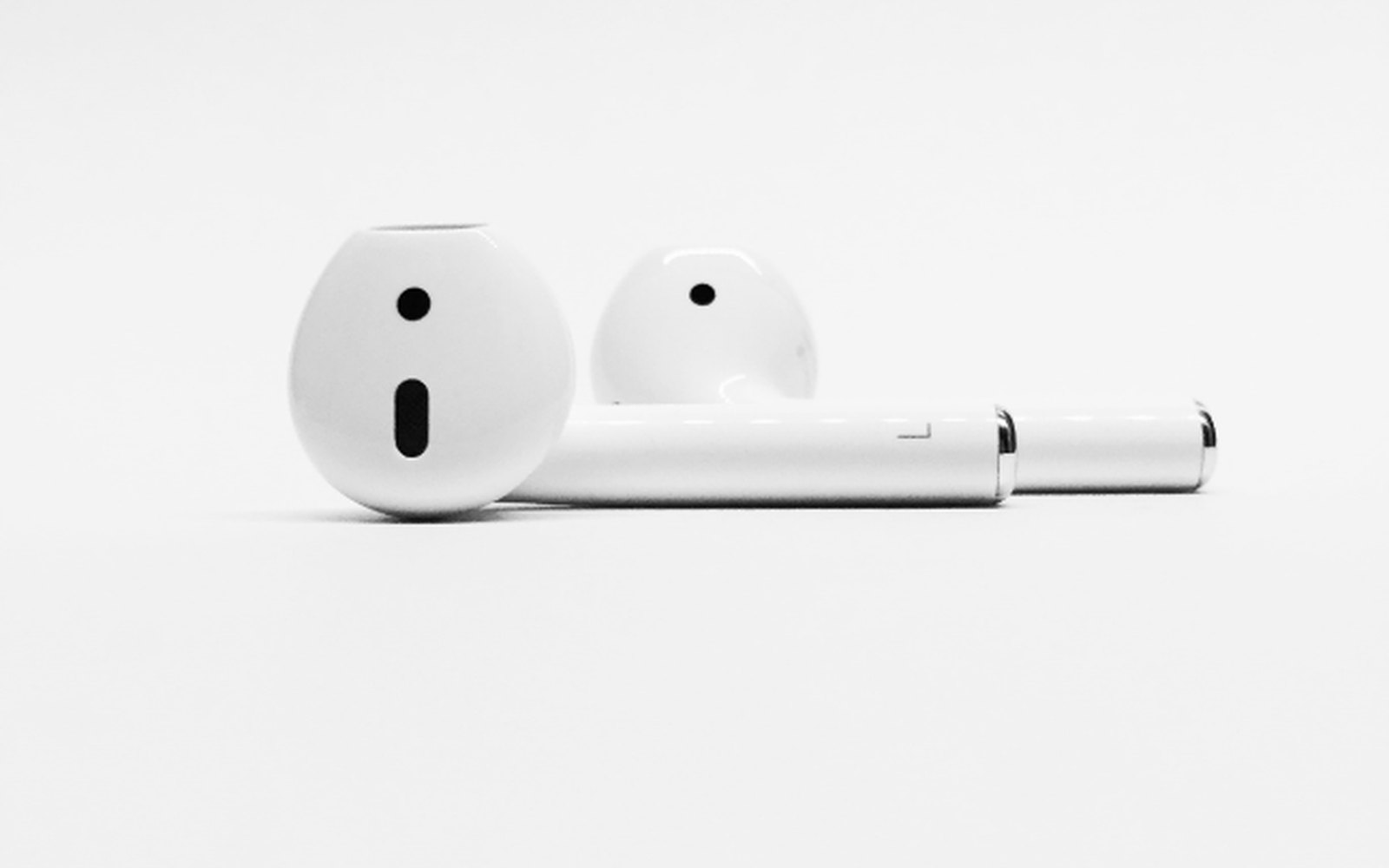 Les écouteurs Air Pods photographiés sur fond blanc : le visuel principal de la fiche produit.