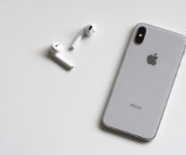 Air Pods à côté d'un iPhone