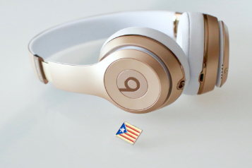 Casque audio doré et blanc